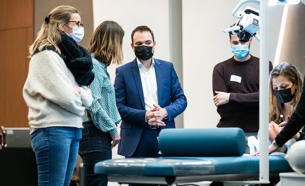 Groupe de travail en train d'écouter les explications sur la table de soin dentaire MEUNIER CARUS
